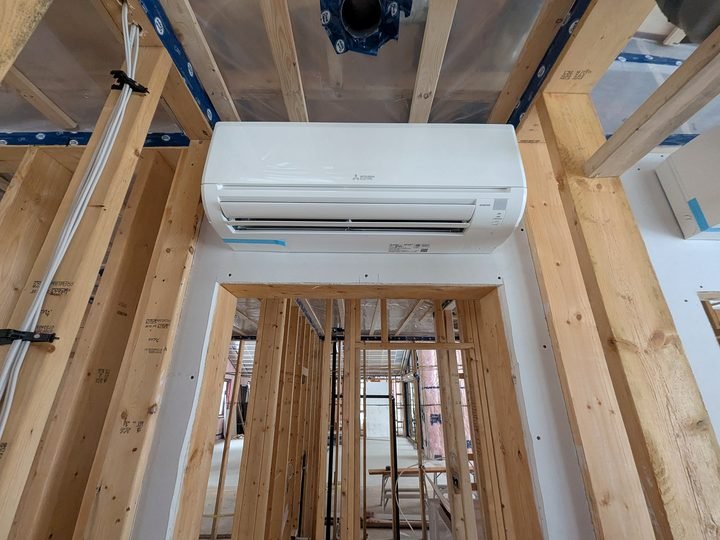 Wall-mounted indoor heating and cooling unit